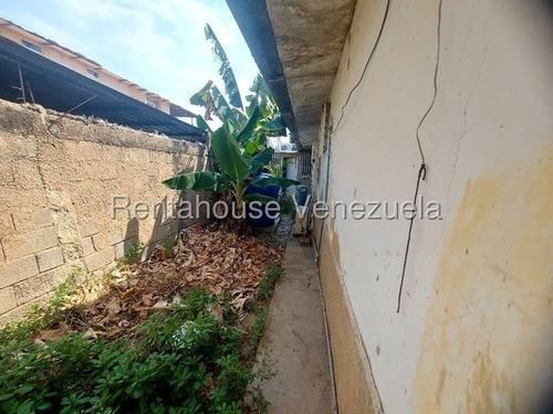 Rz Vende ¡invierte En Tu Bienestar Y En El De Tu Familia Con Esta Casa Con Potencial De Personalización! ¡hazla Tuya Y Créala A Tu Gusto! ¡no Esperes Más Para Visitarla! 25-20368 Jul1