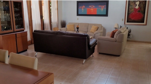 Quinta En La Urb. Los Corrales, Lista Para Mudarse, Con 7 Habitaciones