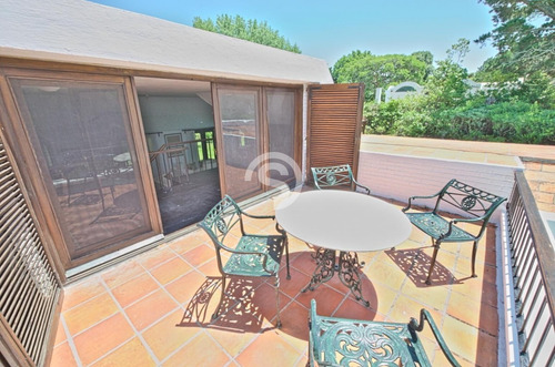 Casa De 4 Dormitorios Con Piscina Climatizada En Alquiler- Ref: 3378