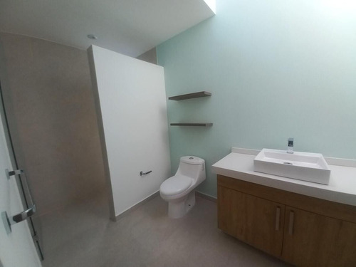 Casa En Venta En El Refugio, 3 Recámaras, 2.5 Baños, Alberca, 2 Autos, Lujo!