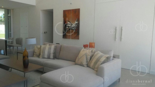 Imagen 2 de 26 de Casa En Mansa,barrio Privado, Punta Del Este, 4 Dormitorios Y Piscina Climatizada.