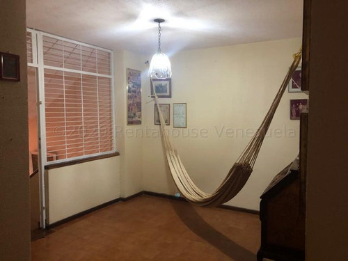 D.a Amplio Townhouse Con Anexo, Condominio Pequeño, Hermosa Piscina, Planta Total 100%, Agua Constante, Urb. Altos De Guataparo, Valencia Carabobo 22-14061