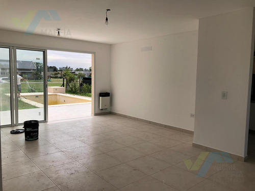 Casa Con Pileta De Construccion Tradicional - San Ramon Pilar Del Este