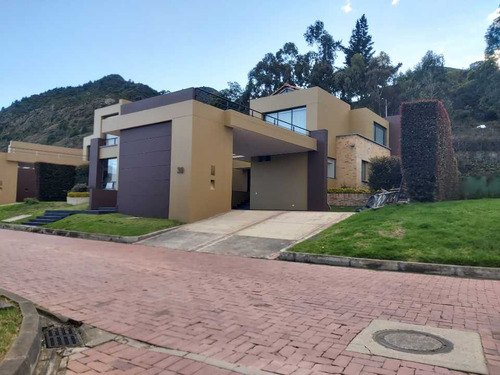 Hermosa Casa De 2 Pisos, 4 Habitaciones Con Baño Y Zona Verde.