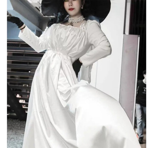 A Disfraz De Cosplay De Lady Dimitrescu Village Chatelain
