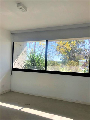 Imagen 8 de 14 de Planta Baja Al Rio Con Jardín En Venta En El Yacht, Nordelta, Tigre