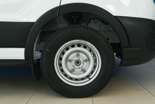 Imagen 14 de 18 de Ford Transit 2.2 Furgón Medio Techo Elevado (l2h3) (e)