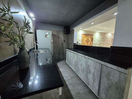 Casa Moderna, 280 Metros Construidos, Dos Plantas, Garage
