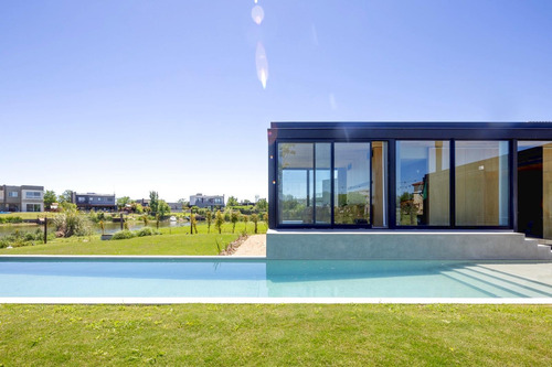 Casa En Alquiler En El Cantón, De Diseño Y Amoblada