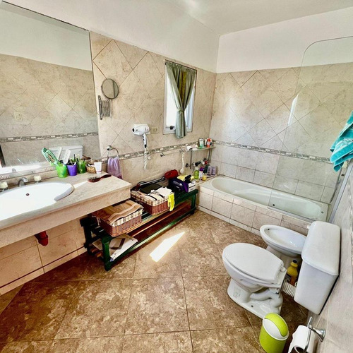 Casa En Venta 2 Dormitorios, Pileta, Mas Departamento. B° Villa Del Lago