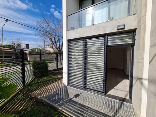 Entrada Independiente, Jardín En Esquina, Estar Comedor, Cocina, Dos Dormitorios, Equipado