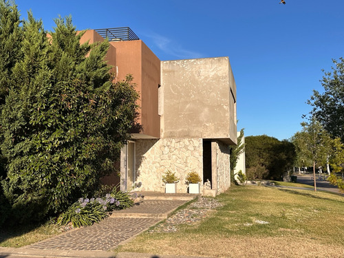 Casa En Venta 5 Dormitorios En Barrio Privado Aguadas - Funes