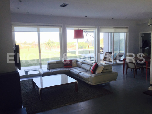 Imagen 1 de 13 de Moderna Casa En Barrio Privado