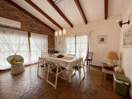 Casa De 3 Dormitorios + Dependencia De Servicio En Venta En Mansa, Punta Del Este.