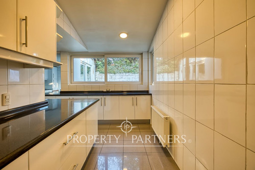 Casa Chilena En Sector Residencial, Cercana A Cole...