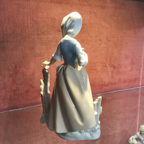 Figura De Porcelana Nao Por Lladro Antigua Estatuilla Niña Celeste Blanco Y Marron (Usado)