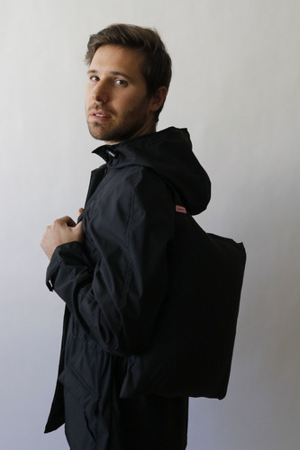 Chamarra Negra De Mujer Con Cubrebocas Y Backpack