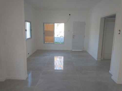 Excelente Casa Con Patio, Terraza Y Cochera. Escucha Oferta.