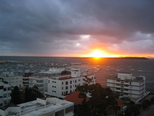 Punta Del Este. Península. Temporada De Invierno.