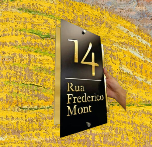 Placa De Endereço Sobreposta Em Acrílico Adesivada. 40x24. Preto Com Dourado Metalizado