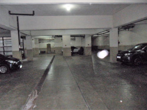 Imagen 13 de 16 de Amplia Oficina Al Frente, Con Recepción, 3 Despachos, Sala De Espera, Cocina, Baño Completo. Cochera Fija En El Subsuelo Del Edifcio.