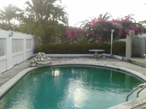 Imagen 5 de 11 de Rio Chico, Urb. Mercedes De Paparo Quinta Playera 2 Niveles. 5 Hab, 6 Baños,piscina,caney Parrillero.cercado Con Muros A Mts De La Playa Y Canal