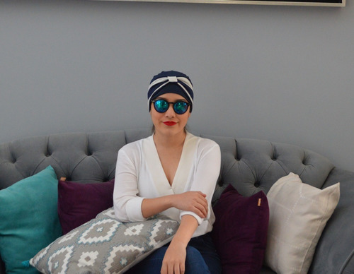 Imagen 2 de 5 de Turbante Oncologico Modelo Dot Marino Con Beige