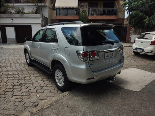 Toyota Hilux SW4 3.0 SRV 4X4 7 LUGARES 16V TURBO INTERCOOLER DIESEL 4P AUTOMÁTICO