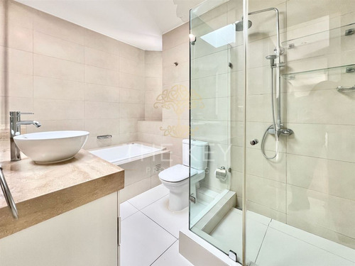 Casa En Arriendo De 5 Dorm. En Las Condes