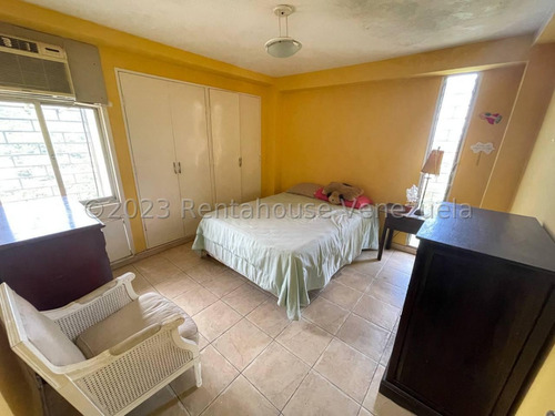 Penthouse En Venta En Zona Norte De Maracay En Las Delicias De Dos Pisos Excelente Ubicación Para Remodelar A Su Gusto Nela 24-8695