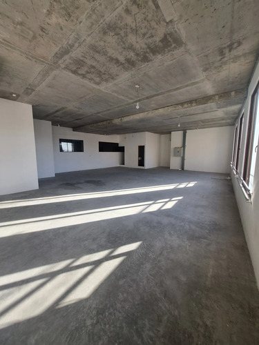 Edificio De 3 Pisos Con Locales Comerciales En Arriendo.