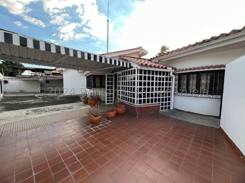 Jip 24-16332. Venta De Casa En La Urb San Miguel, Ideal Para Consultorios, Clínica O Familia Numerosa, Con Terreno Adicional. No Pierdas Esta Oportunidad Y Ven A Conocerla