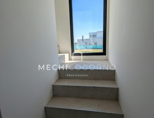 Casa En Venta En Dos Plantas 4 Habitaciones Pileta Perimetral