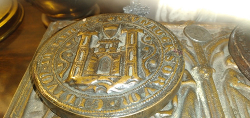 Medallon De Bronce Antiguo .motivo Medieval.muy Pesado 7cm.