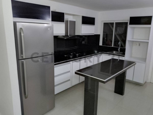 En Venta Townhouse  De Dos Niveles En Barcelona, C.r Ciudad Real Udad Real