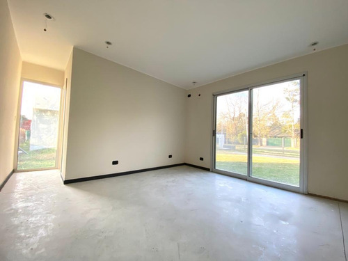 Casa De 2 Dormitorios Con Pileta Y Parrillero - San Eduardo- A Estrenar
