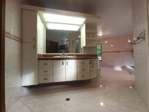 Josefina Toledo: Casa En Venta En Altos De Guataparo, 792m², Bellas Y Amplias Áreas Verdes, Planta 100% , Alta Seguridad, 269250