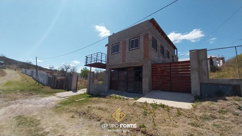 Venta De 4 Casas Con 2 Piletas Y Local En Cosquín, Cba.