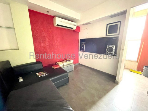 Amplia Y Cómoda Casa En Venta Al Oeste De La Ciudad, Posee Gran Distribución Interna Para El Disfrute De Tu Familia