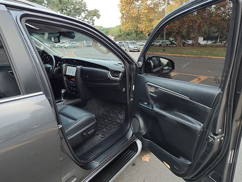 Imagen 20 de 20 de Toyota Hilux Sw4 2023 Srx 4x4 At 7 Asientos Abasto Motors