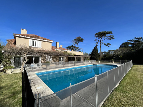 Casa De Lujo Con 6 Dormitorios En Alquiler, Punta Del Este (ref: Iea-1870)