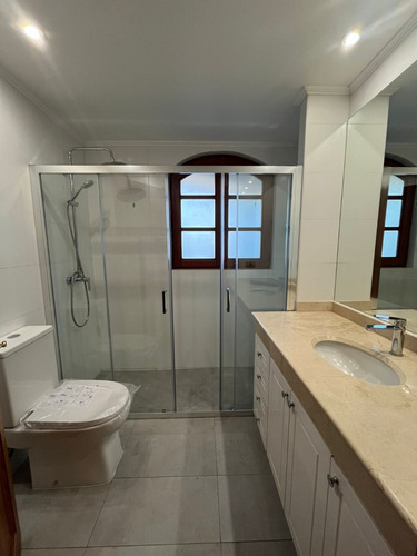 Estupenda Y Amplia Propiedad Recién Remodelada A Estrenar.