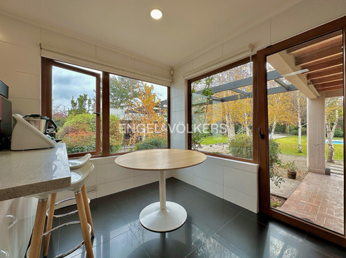 Casa En Parcela Con Gran Jardín No Perimetral