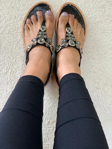 Imagen 9 de 10 de Sandalia Baja Cuero Mujer Ojota Con Piedras Y Strass