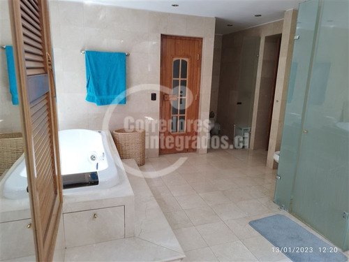 Casa En Venta De 6 Dorm. En La Reina