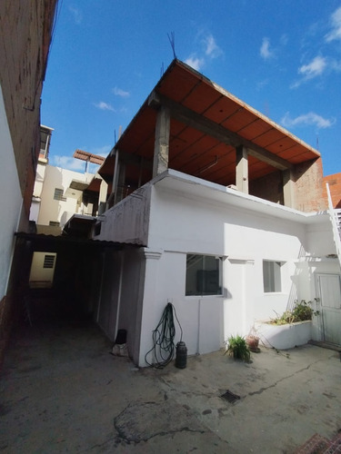 Venta Propiedad Multifamiliar Con 4 Aptos. + Uno Por Terminar. Ma. Fda. Varela