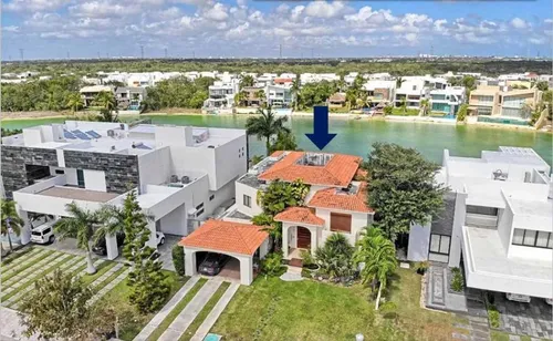 Casa En Venta En Colonia Lagos Del Sol, Benito Juárez, Quintana Roo