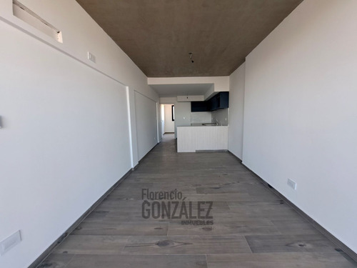 Ambientes Amplios Y Bien Distribuidos - Balcon A La Calle