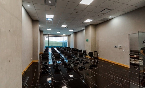 Oficina En Venta En Torre Azenzo, Con Acceso Al Balcón.