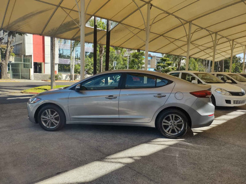 Imagen 8 de 15 de Hyundai Elantra 2017 4p Gls Premium L4/2.0 Aut